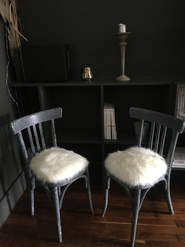 chaises bistrot relookees effet d’habit avec fausse fourrure