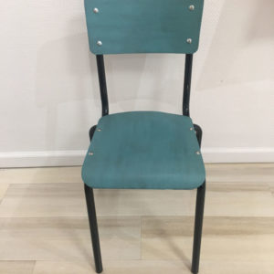 Chaise en bois peinte en bleu