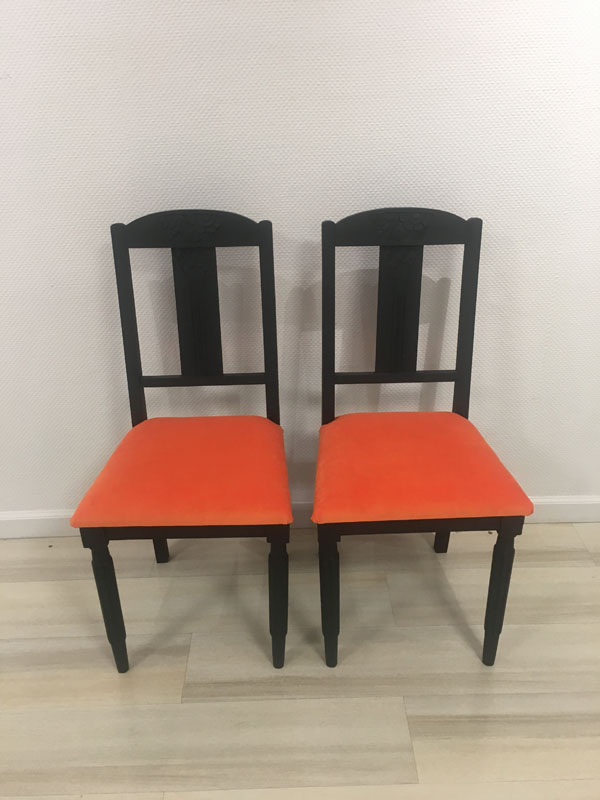 Assises oranges chaises relookées
