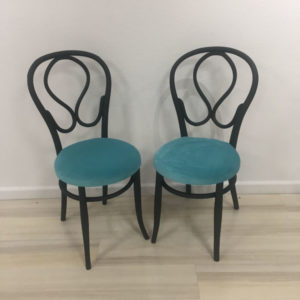 Assises chaises bleues