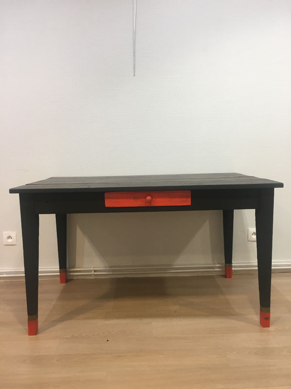 Table de salon peinte en orange et noire