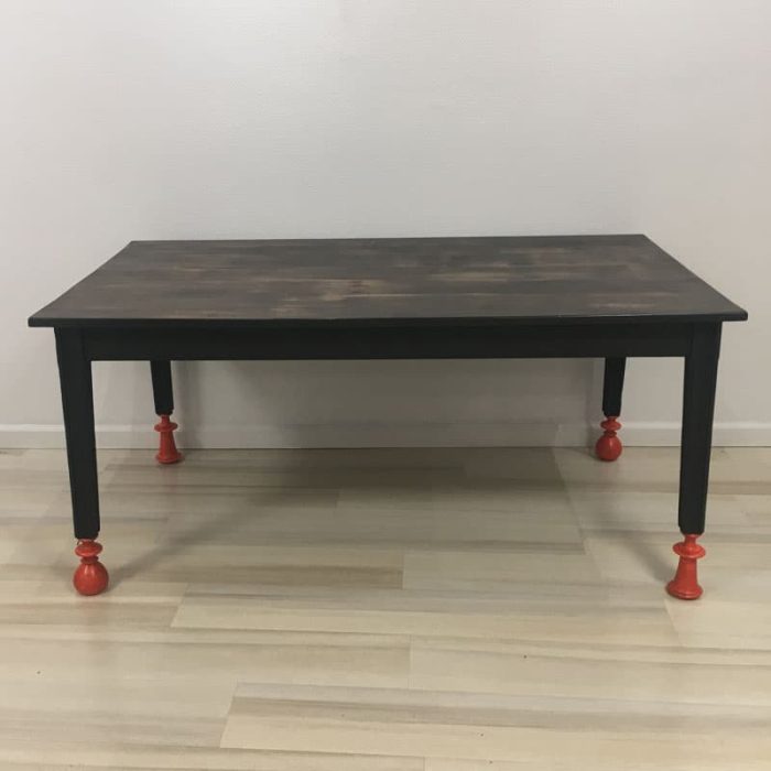 Table basse customisée avec pieds différents